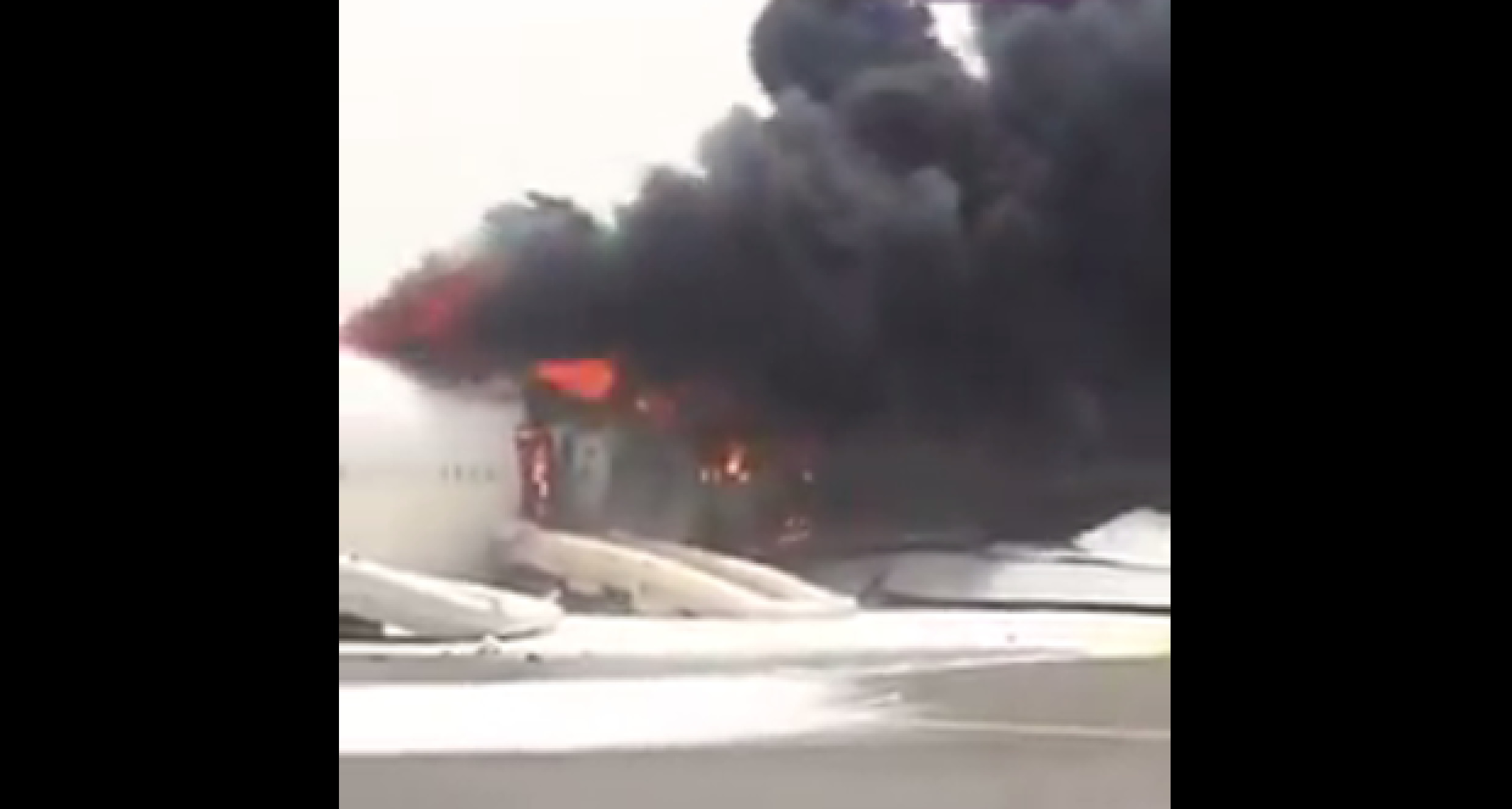 Difunden vídeo desde el interior del avión de Emirates que se incendió en Dubái