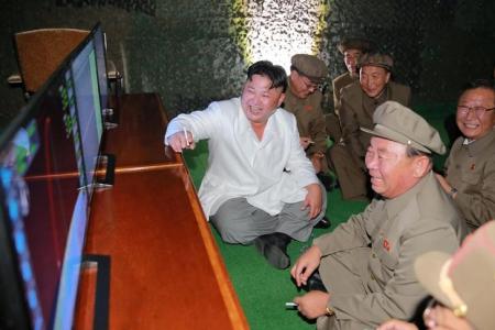 Líder norcoreano describe como “gran éxito” lanzamiento de misil balístico