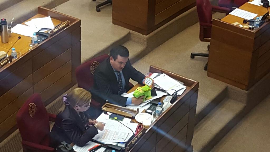 Senador Oviedo Matto criticó a Petta por querer regalar peluche a Jiménez Gaona en interpelación