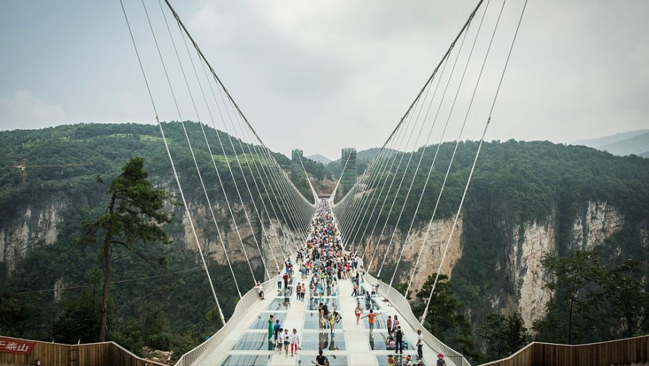 China cierra el puente con piso de cristal más largo y alto del mundo