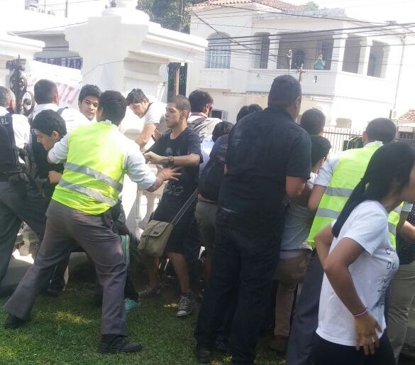 Estudiantes de la UNA avasallaron el Ex rectorado