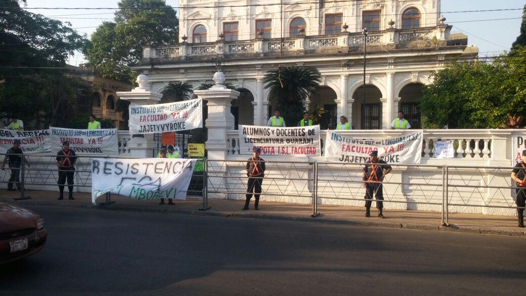 Fuerte custodia policial frente al Ex Rectorado de la UNA