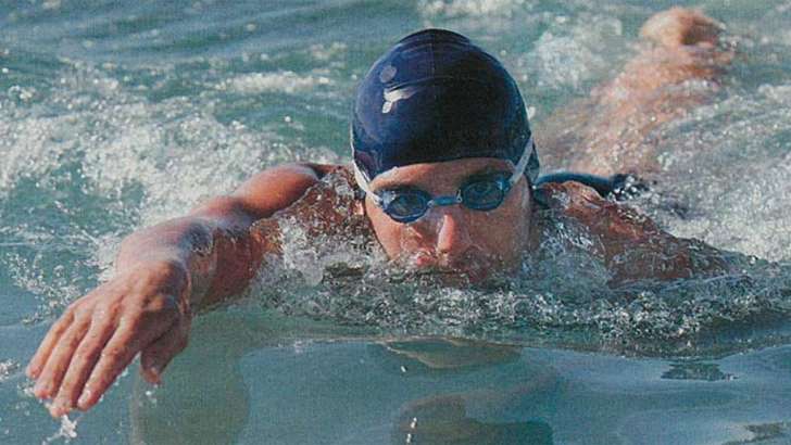 El sacrificio de un nadador para ayudar a mujeres con sida