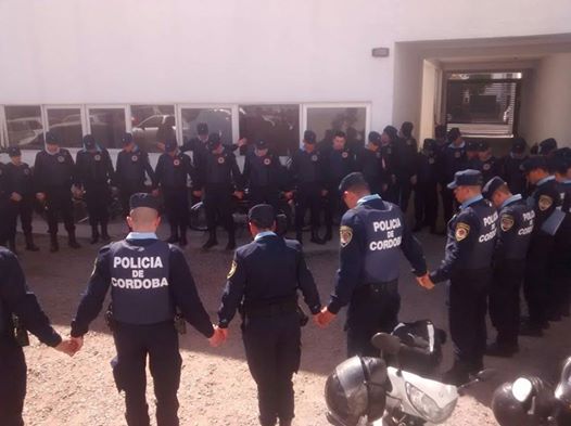 Policías que rezan antes de patrullar