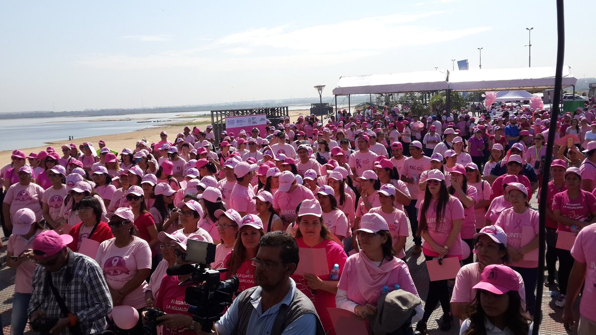 Mujeres, hombres y niños se unieron para el #LazoRosaPy