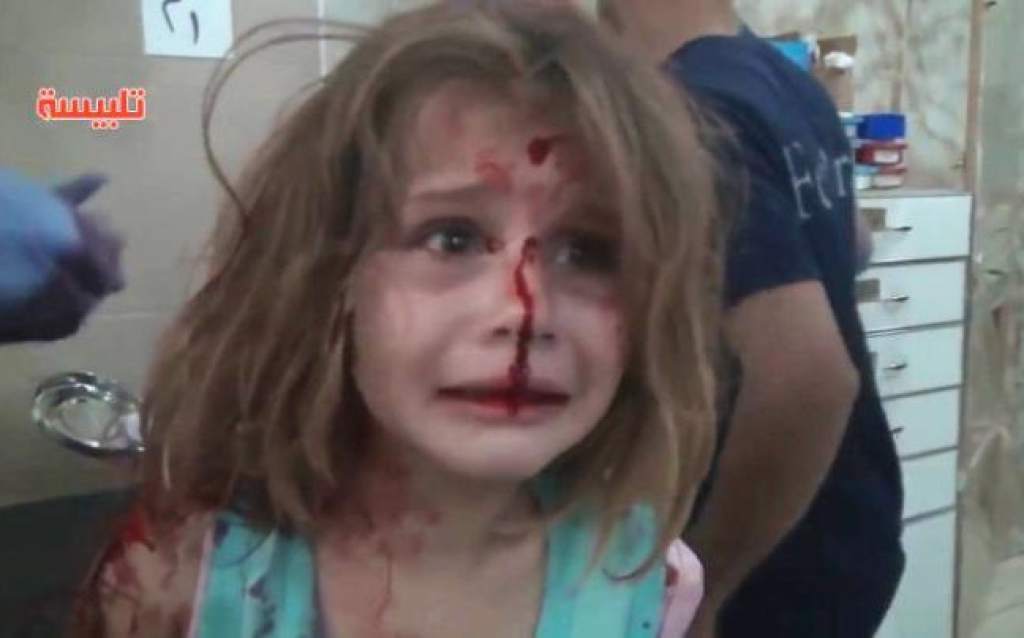 El desgarrador llanto de una niña refleja el horror de la guerra en Siria