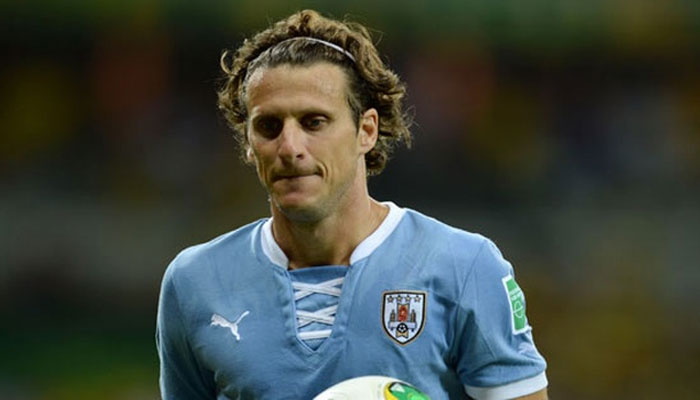 A Diego Forlán le prohibieron entrar al estadio con celular