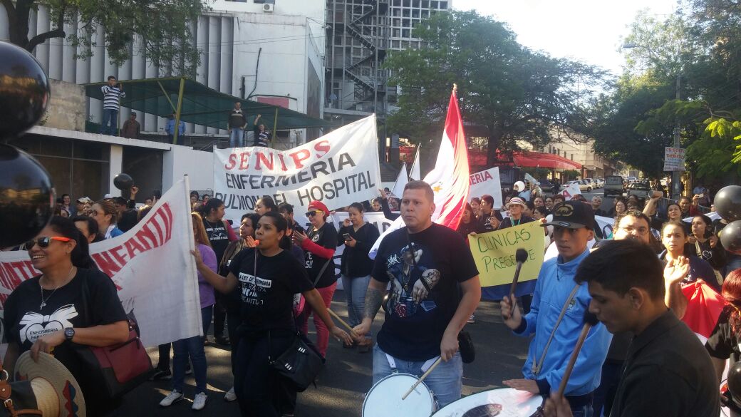 Continúa manifestación de enfermeros