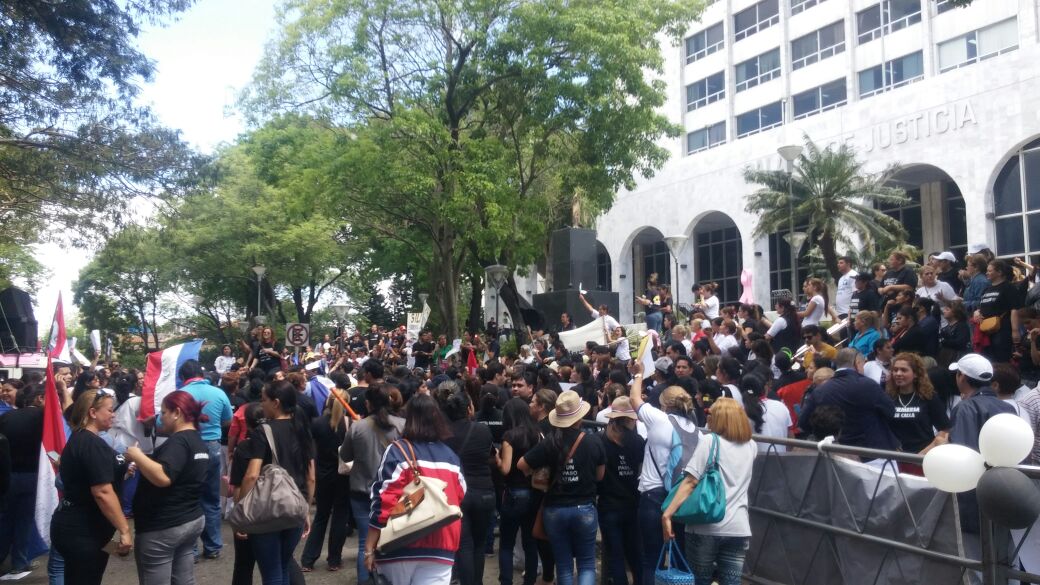 Trabajadores de la salud se manifiestan frente al Poder Judicial