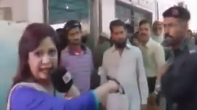 [VÍDEO] Policía da brutal golpe en la cara a periodista