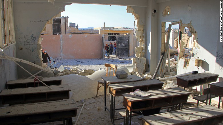 Ataque aéreo sobre una escuela en Siria mata al menos a 35 personas