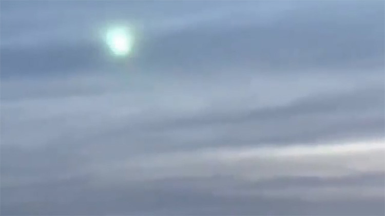 Vídeo: Misterioso objeto verde surca los cielos de Japón