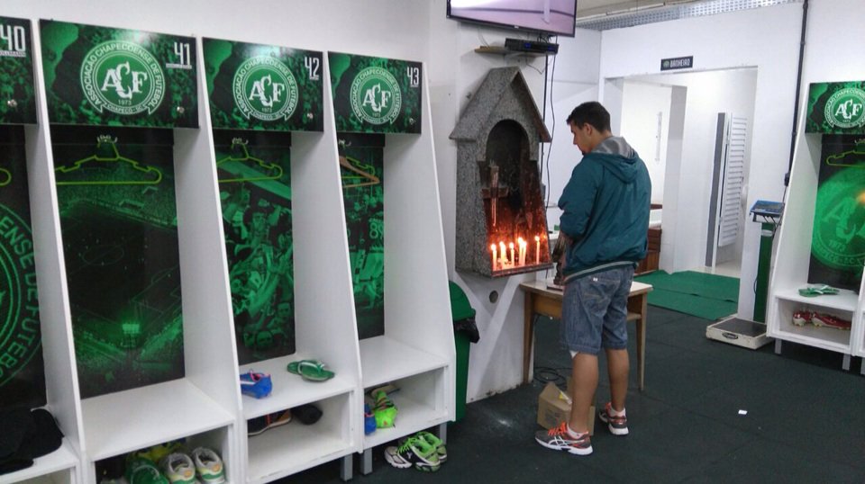 Velas, lágrimas y caras de tristeza en el vestuario del Chapecoense