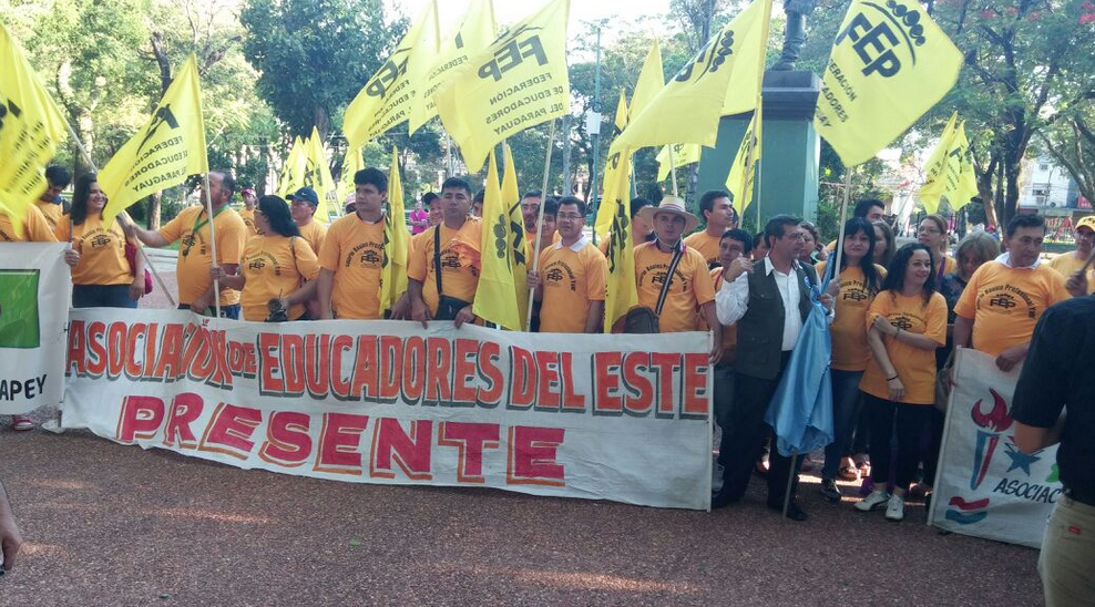 Docentes se manifiestan en la Plaza Uruguaya