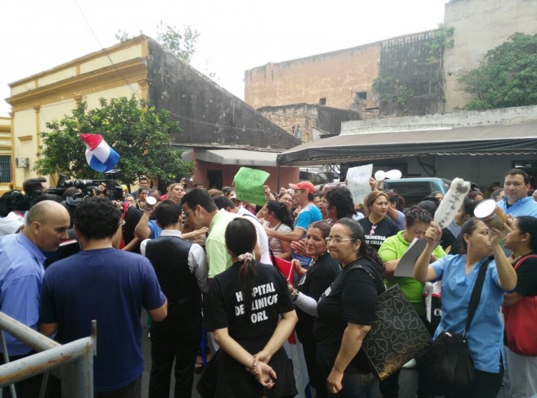 Funcionarios de Clínicas se manifiestan frente al Ministerio de Hacienda