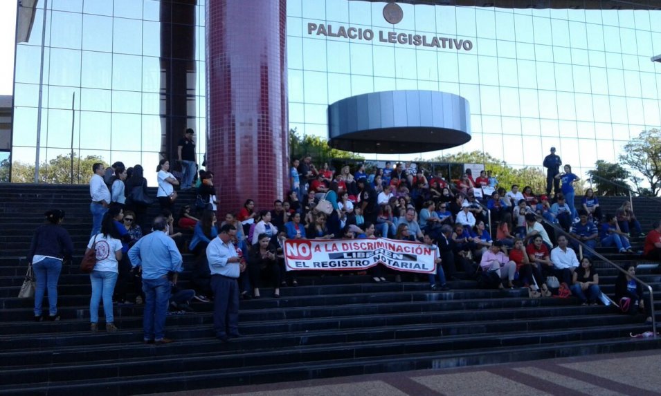 Diputados rechazan proyecto que libera registros de escribanos