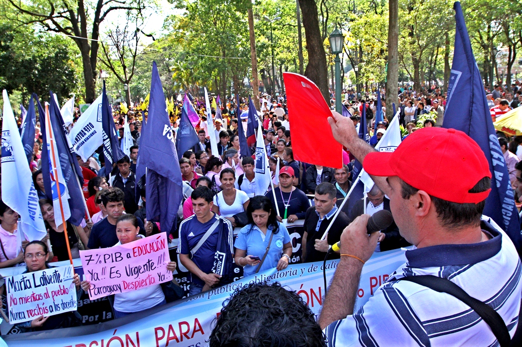 Docentes se movilizan por salario básico profesional