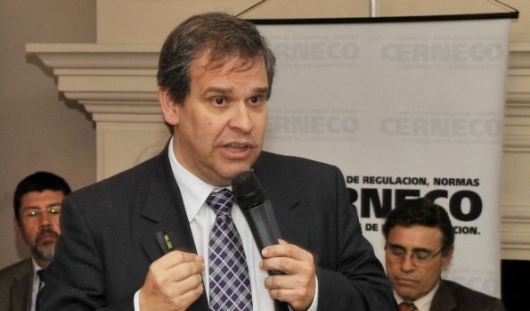 Ex ministro de Hacienda de acuerdo con limitar bonos para nuevas deudas