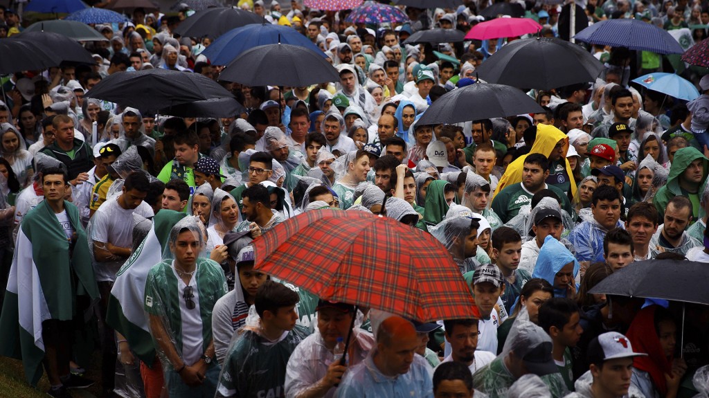 Bajo la lluvia, Chapecó prepara el multitudinario homenaje a las víctimas del vuelo de LAMIA