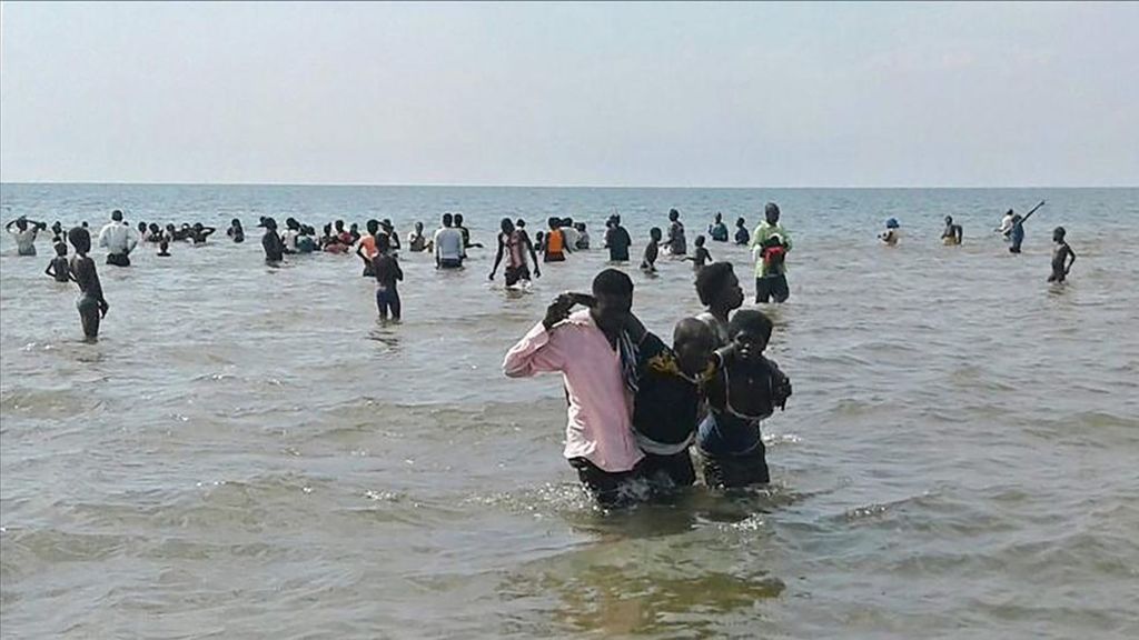 Naufraga un barco que llevaba un equipo de fútbol en Uganda: al menos 9 muertos