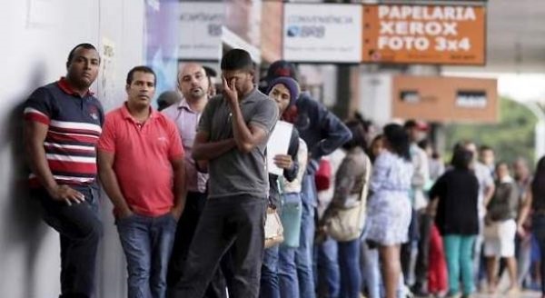Record negativo: 12 millones de desempleados en Brasil