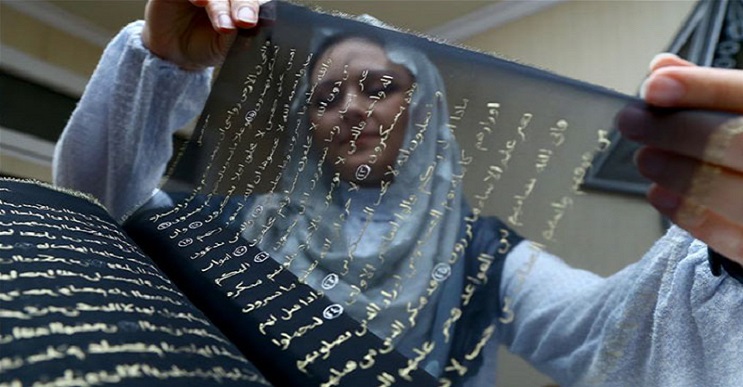 Reescribió el Corán con oro, tejiéndolo a mano durante tres años