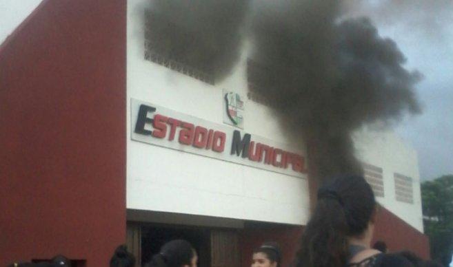 Incendio en Estadio Municipal de Pilar