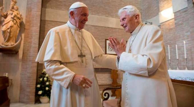 El Papa Francisco visita a Benedicto XVI por Navidad