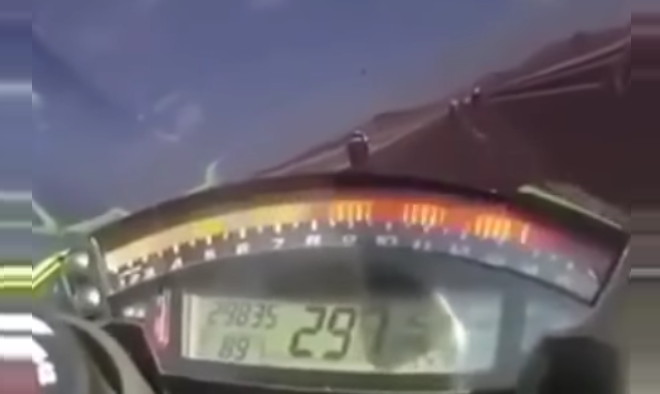 Filma su propio accidente en moto a 300 km/h