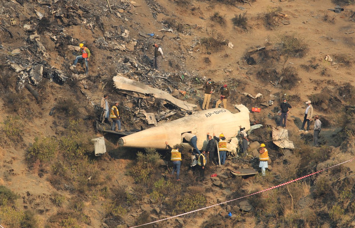 Pakistán llora a los 47 muertos de accidente aéreo
