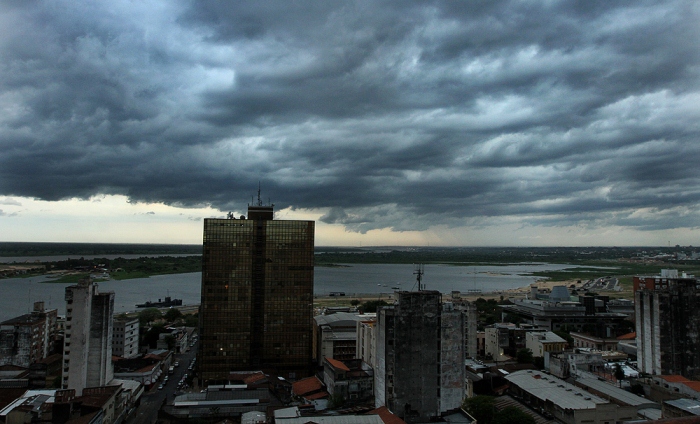 Lluvias y tormentas aisladas con ambiente caluroso