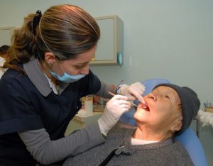 Cuidados para una óptima salud bucodental en personas de la tercera edad