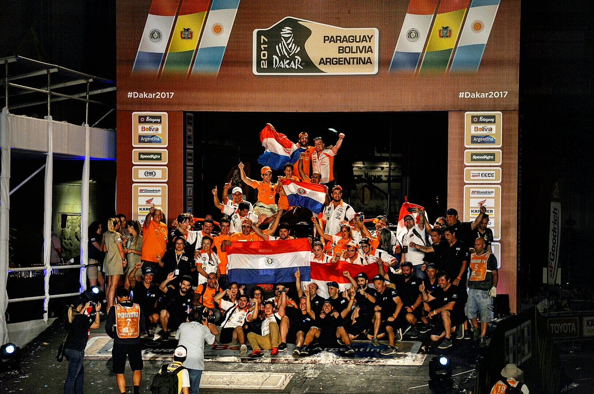 La bandera paraguaya se lució anoche en el podio del Dakar