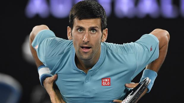 Novak Djokovic comienza su defensa del título con victoria en Australia