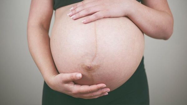 Proponen prohibir la expresión “futura madre” en Reino Unido