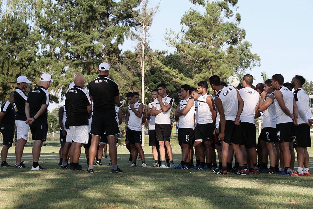 Olimpia detrás de un delantero y un central