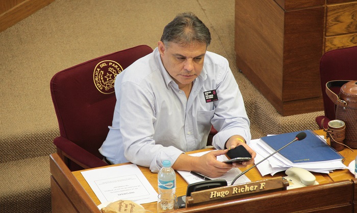 Senador Hugo Richer sostiene que existieron irregularidades en sesión