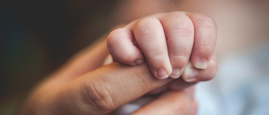 Niña madre y su bebé, en buen estado de salud