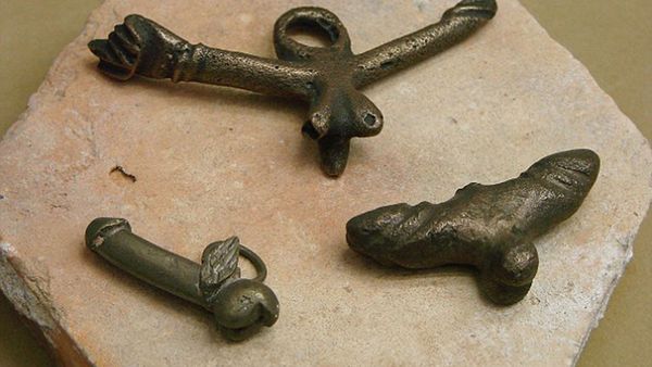 Encuentran curiosos amuletos sexuales en ruinas de hace casi dos mil años