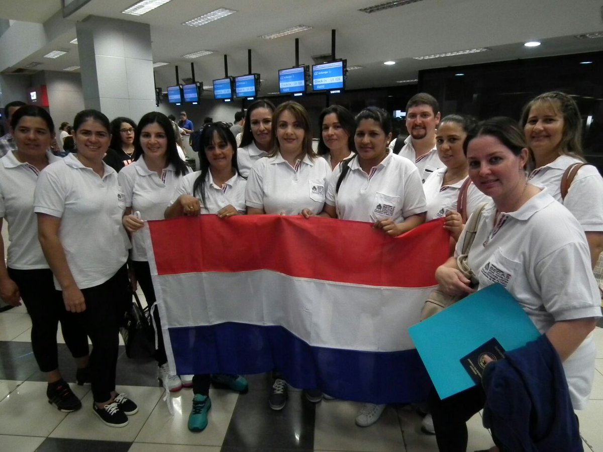 Primer grupo de docentes becados partió a Francia