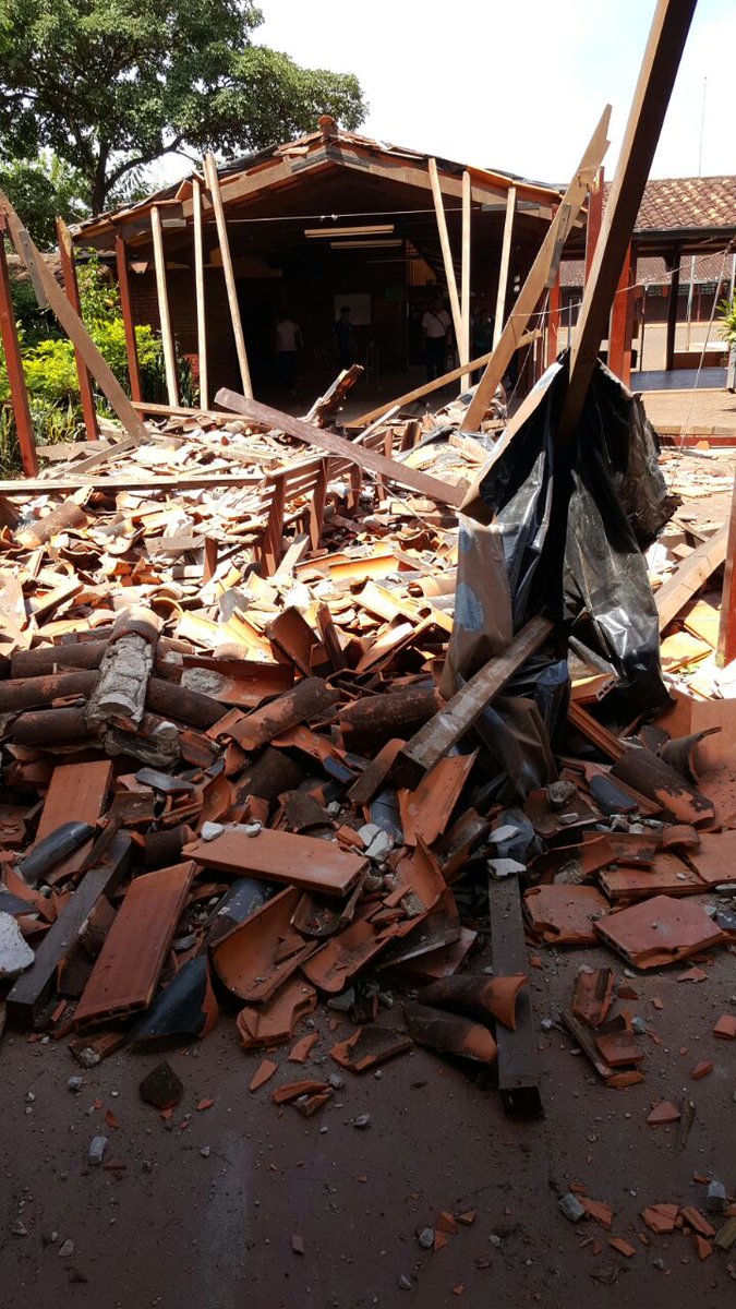 Cayó parte de techo de escuela en Ciudad del Este