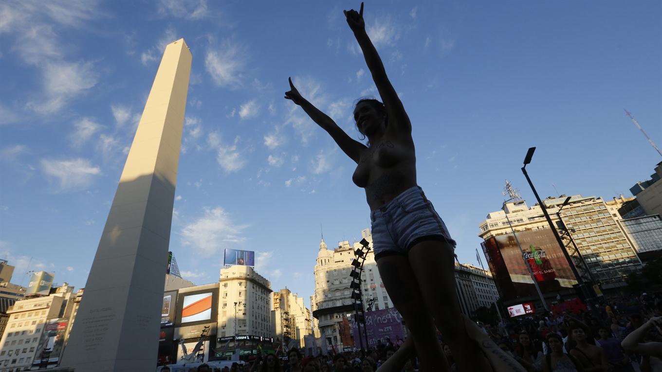 Tetazo en el Obelisco: las mujeres marcharon por igualdad de género en Argentina