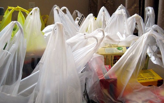 Supermercados cobrarán por bolsas hule desde abril