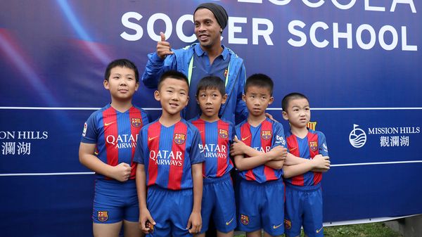 El Barcelona apuesta al fútbol chino con Ronaldinho como nuevo embajador del club