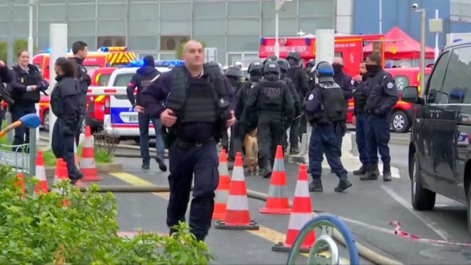 Francia: Policía mata a balazos a hombre que trató de quitarle su arma a una soldado en el aeropuerto de París