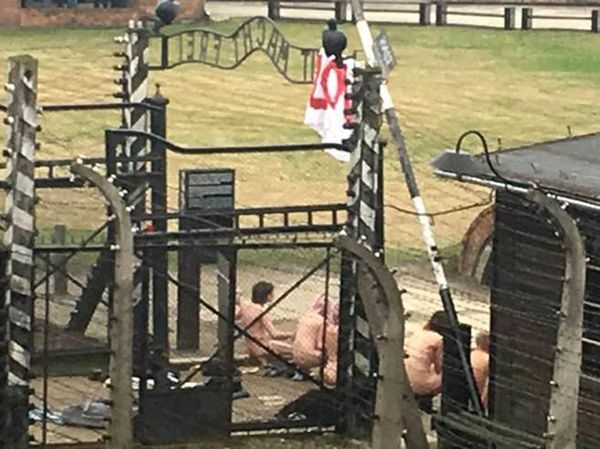 Conmoción mundial por la profanación de Auschwitz: desnudos y encadenados