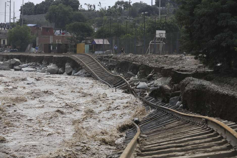 Lluvias en Perú causan estragos en infraestructuras férreas