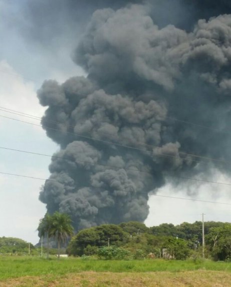 Incendio de neumáticos en vertedero de Salto de Guairá