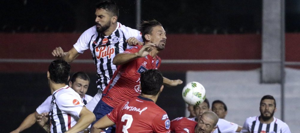 Polémico empate en gran partido entre el puntero Libertad y Nacional