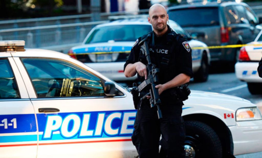 Escopetas, táser y bastones: el arsenal que lleva un policía en Canadá para mantener el orden